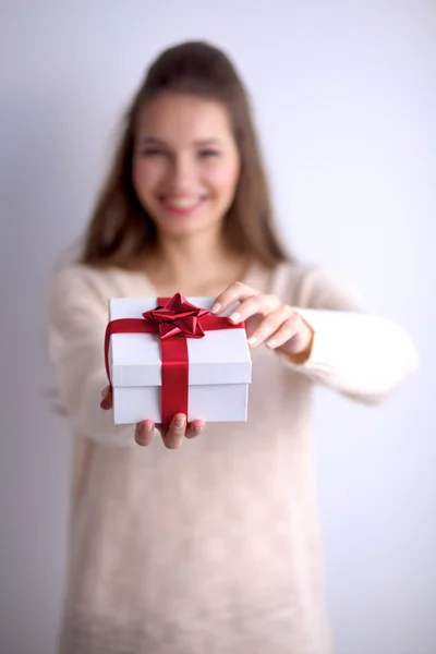 Jovem mulher feliz sorriso segurar caixa de presente em mãos — Fotografia de Stock
