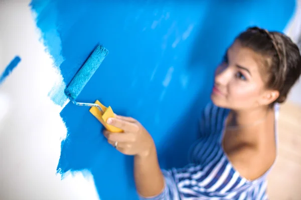 Happy beautiful young woman doing wall painting — Stock Photo, Image