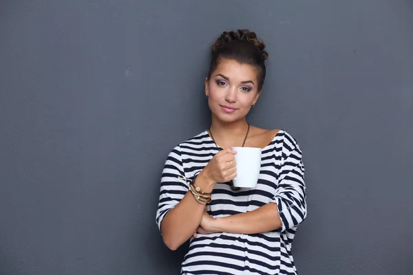 Retrato de mujer joven con taza de té o café —  Fotos de Stock