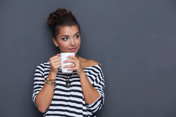 Portret van jonge vrouw met kopje thee of koffie — Stockfoto