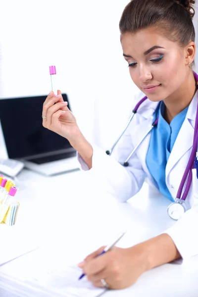 Kvinnlig forskare är omgiven av medicinska flaskor och kolvar, isolerade på vit bakgrund — Stockfoto