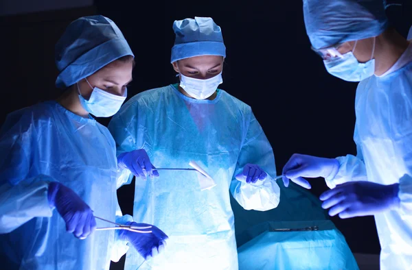 Teamchirurg aan het werk in de operatiekamer. — Stockfoto