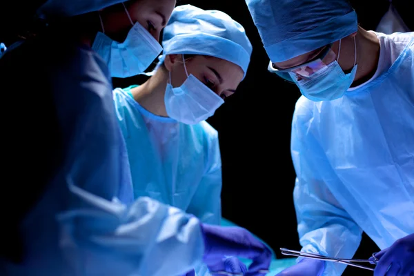 Teamchirurg aan het werk in de operatiekamer. — Stockfoto