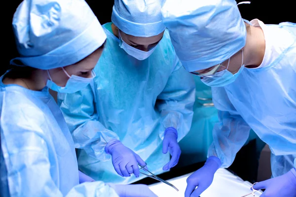 手術室で働くチーム外科医. — ストック写真