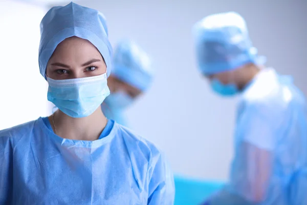 Teamchirurg aan het werk in de operatiekamer. — Stockfoto