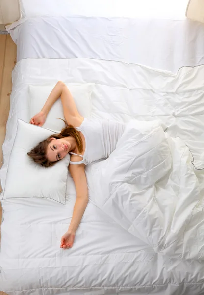 Bella ragazza dorme in camera da letto, sdraiata sul letto — Foto Stock