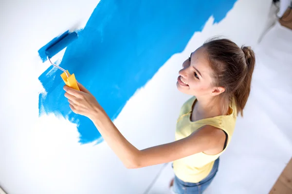 Счастливая молодая женщина занимается настенной живописью — стоковое фото
