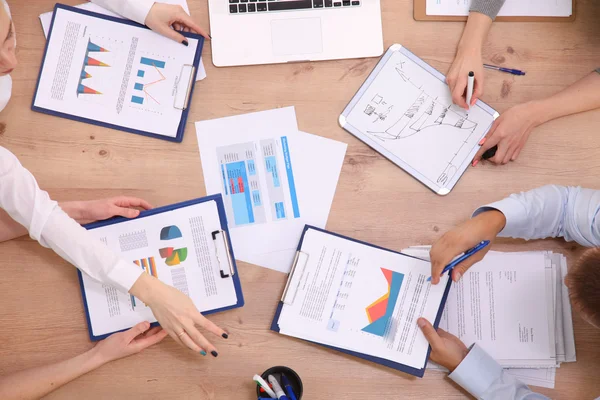 Gente de negocios sentada y discutiendo en la reunión de negocios, en la oficina — Foto de Stock