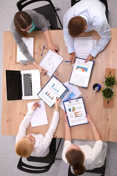 Gente de negocios sentada y discutiendo en la reunión de negocios, en la oficina — Foto de Stock