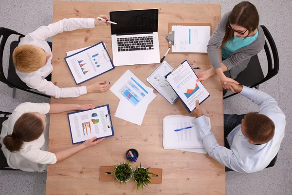 Zakenmensen zitten en discussiëren op zakelijke bijeenkomst, in functie — Stockfoto