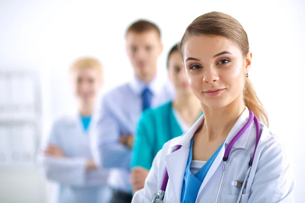 Attraente medico donna di fronte al gruppo medico — Foto Stock