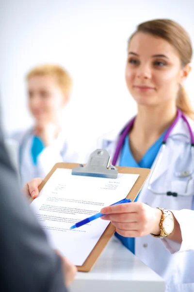 Équipe médicale assise à la table de l'hôpital moderne — Photo