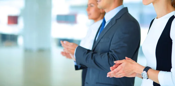 Des gens d'affaires souriants applaudissant une bonne présentation au bureau — Photo