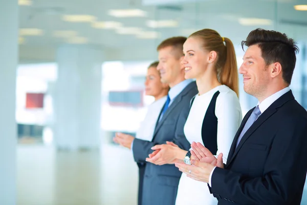 Des gens d'affaires souriants applaudissant une bonne présentation au bureau — Photo