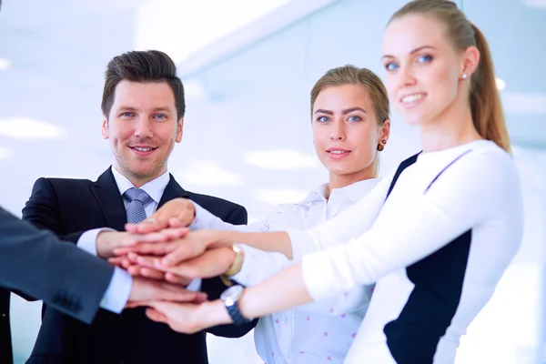 Gente de negocios con las manos juntas en un círculo — Foto de Stock