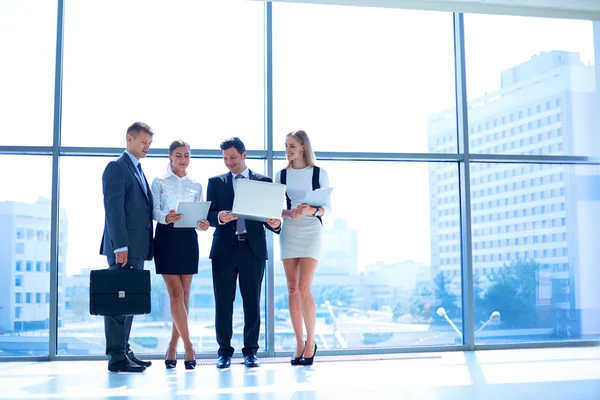 Glimlachend succesvol bedrijf team staande in office — Stockfoto