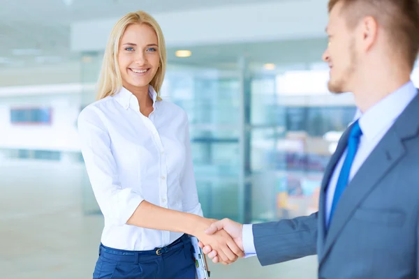 Dos personas de negocios exitosas estrechándose la mano entre sí — Foto de Stock