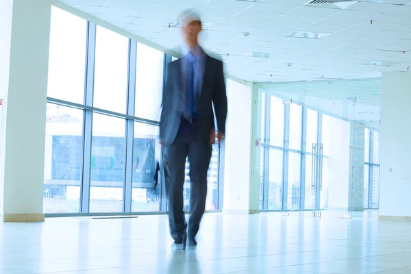 Geschäftsmann zu Fuß auf dem Flur eines Geschäftszentrums — Stockfoto