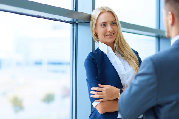 Sonriente equipo de negocios exitoso de pie en la oficina — Foto de Stock