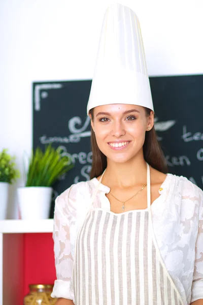 Chef-Frauenporträt mit Uniform in der Küche — Stockfoto