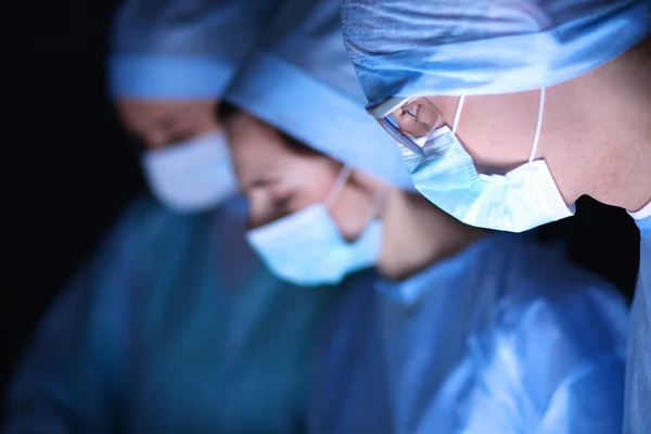 Teamchirurg aan het werk in de operatiekamer. — Stockfoto