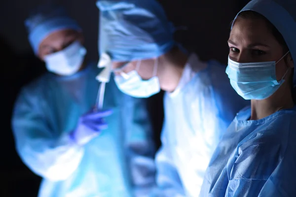 Teamchirurg aan het werk in de operatiekamer. — Stockfoto