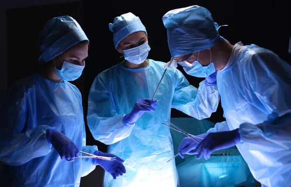 Teamchirurg aan het werk in de operatiekamer. — Stockfoto