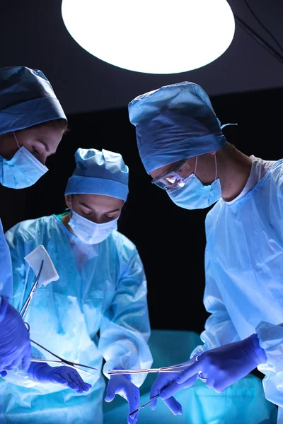 Chirurgien d'équipe au travail en salle d'opération. — Photo