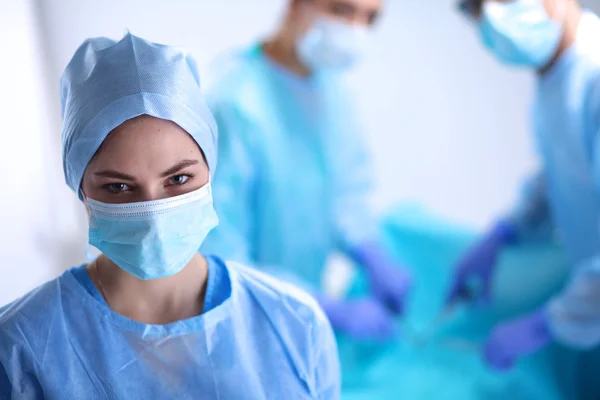 Cirurgião de equipa a trabalhar na sala de operações. — Fotografia de Stock