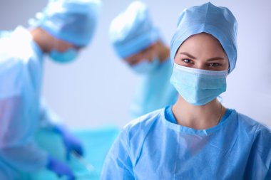 Ekip cerrahı ameliyathanede..