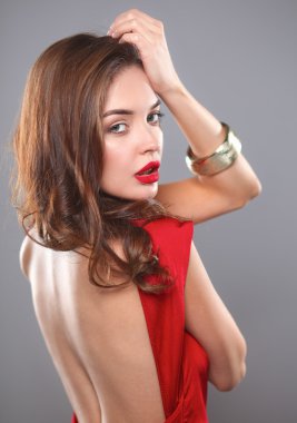 Kırmızı elbiseli genç güzellik kadın