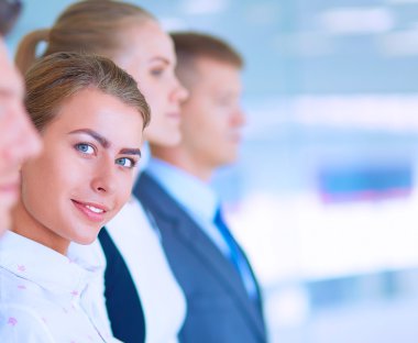Başarılı iş takım ayakta Office gülümseyen