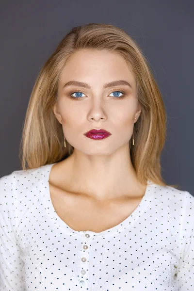 Porträtt av vacker ung kvinna. Isolerad på vit bakgrund — Stockfoto