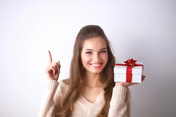 Junge Frau glücklich lächelnd Geschenkbox in den Händen halten — Stockfoto