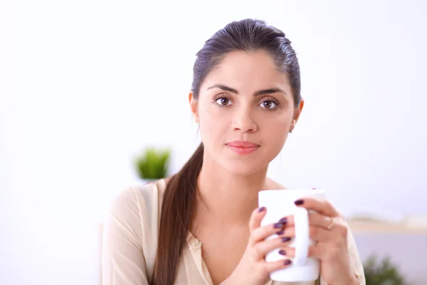 Hermosa mujer de negocios disfrutando del café en la oficina brillante —  Fotos de Stock