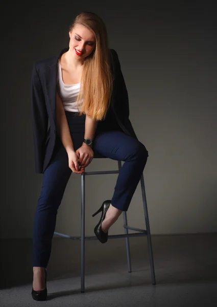 Jovem sentada em uma cadeira — Fotografia de Stock