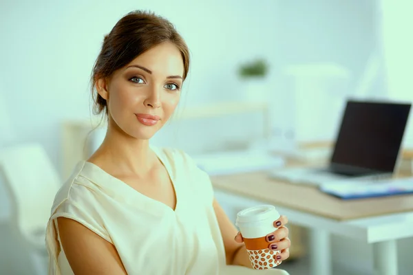 Portrait d'une femme d'affaires assise au bureau avec un ordinateur portable — Photo