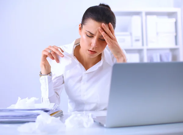 Gestresste Geschäftsfrau sitzt am Schreibtisch im Büro — Stockfoto