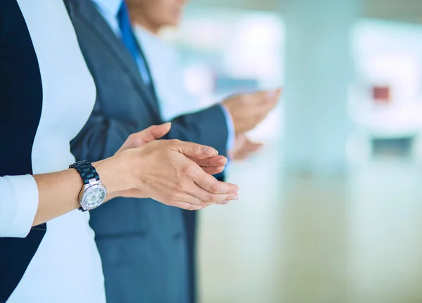 Glimlachende zakenmensen applaudisseren voor een goede presentatie op kantoor — Stockfoto