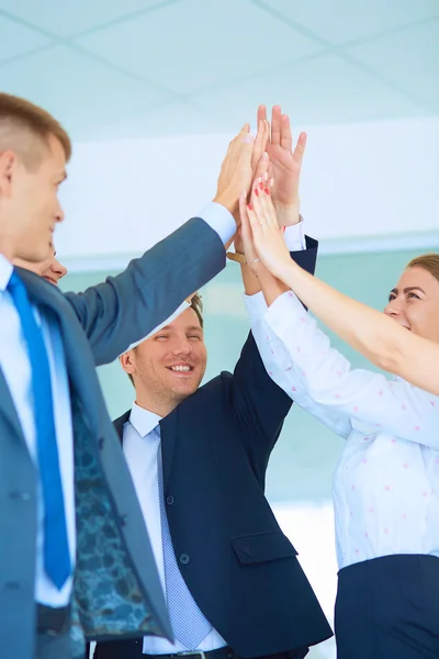 Mensen uit het bedrijfsleven met hun handen samen in een cirkel — Stockfoto