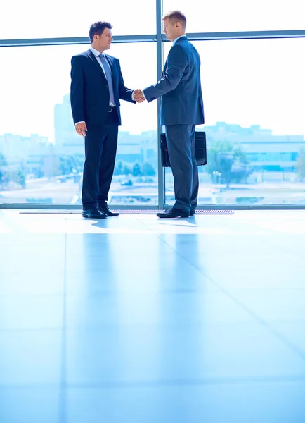 Изображение двух успешных бизнесменов, пожимающих друг другу руки — стоковое фото