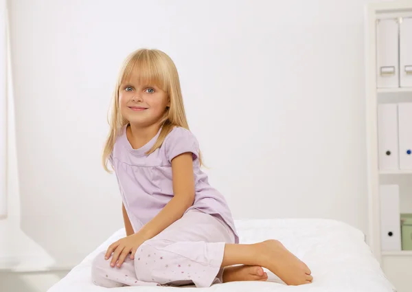 Kleines Mädchen zur Untersuchung im Krankenhaus — Stockfoto