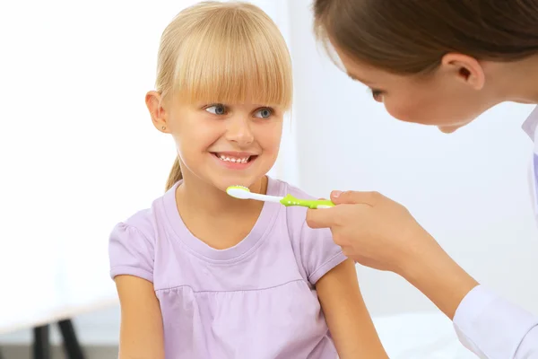 Dentista e bambina nello studio dentistico — Foto Stock