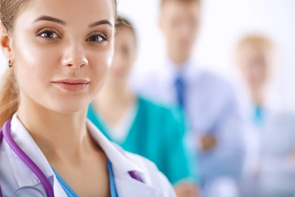 Attraente medico donna di fronte al gruppo medico — Foto Stock