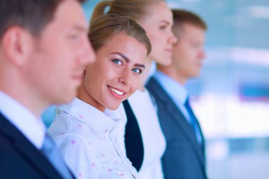 Başarılı iş takım ayakta Office gülümseyen