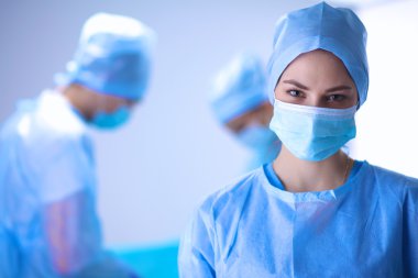 Ekip cerrahı ameliyathanede..