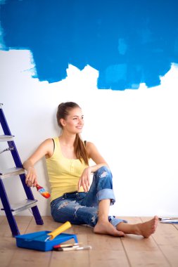 kadın ressam boyama sonra duvara yakın katta oturan portresi.