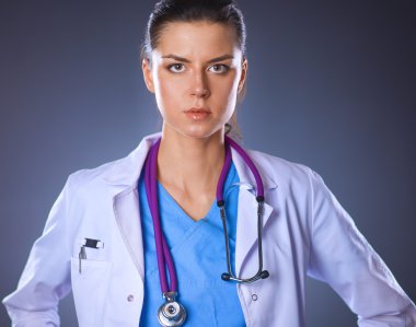 Steteskopu olan genç doktor kadın gride izole edilmiş.