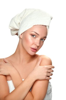 güzel bir kadın başını beyaz zemin üzerine bir havlu ile