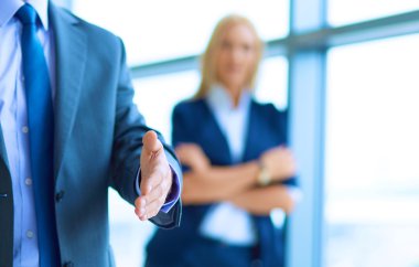 Genç işadamı office el sıkışması ayakta hazır